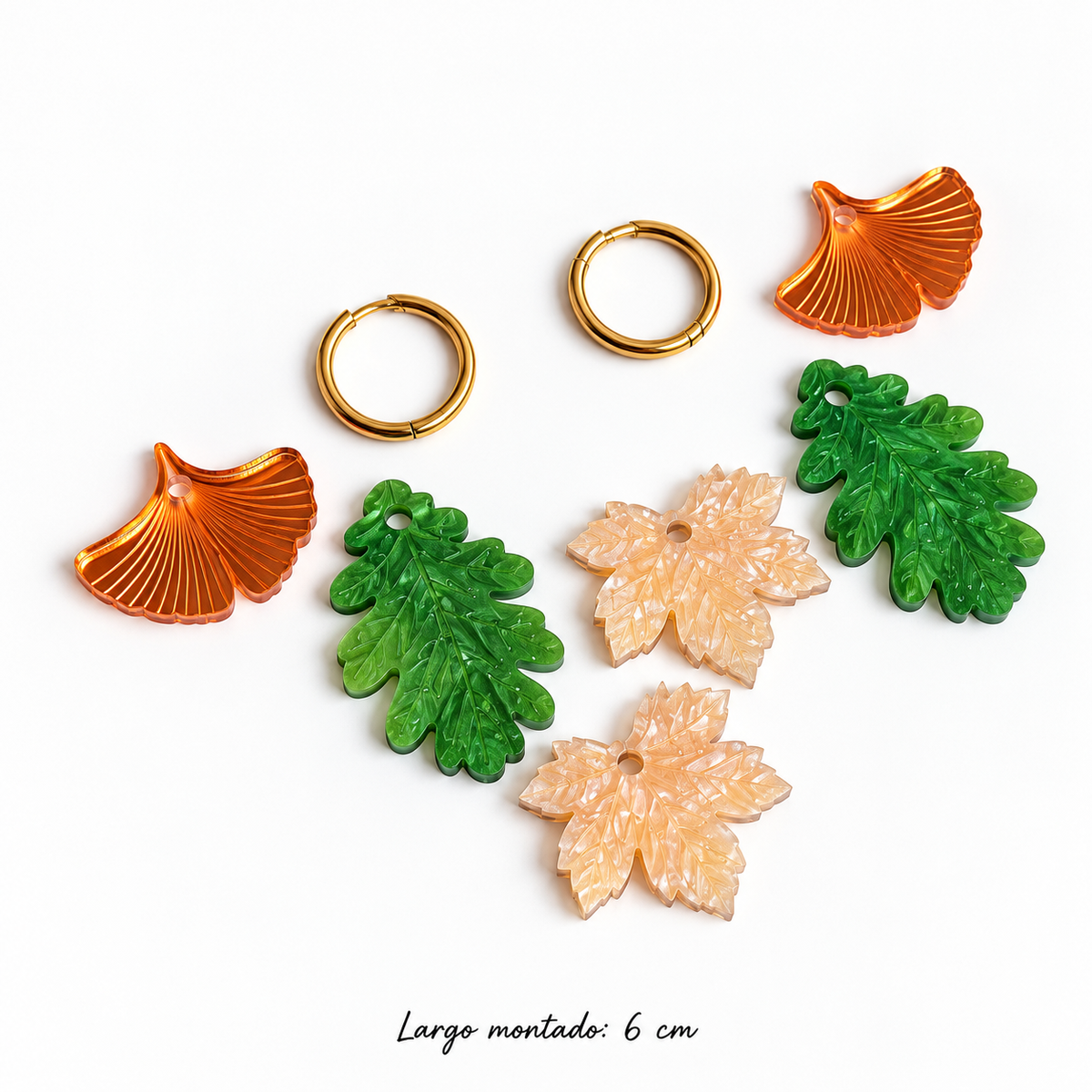 Las tres hojas de cada pendiente Trío del Bosque y sus aros dorados, mostrados por separado sobre fondo blanco.