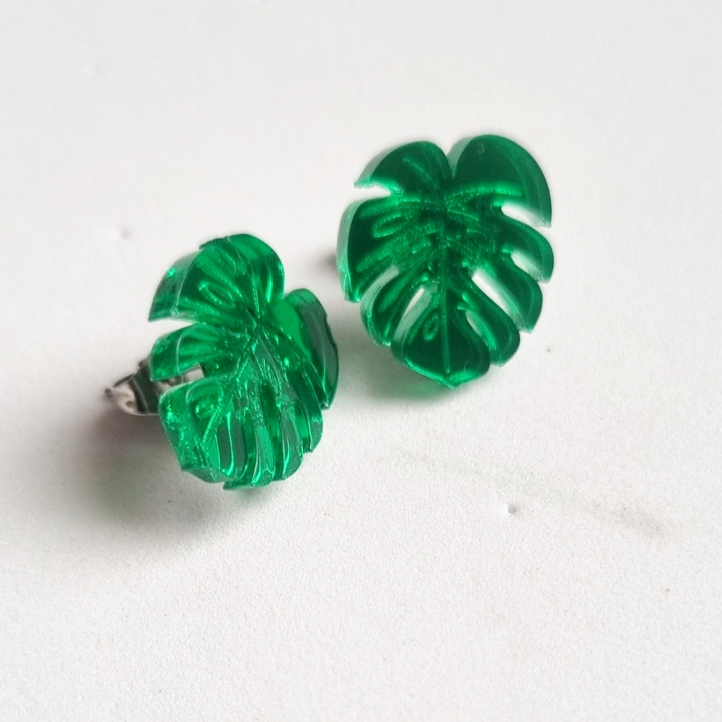 Pendientes mini monsteras espejo
