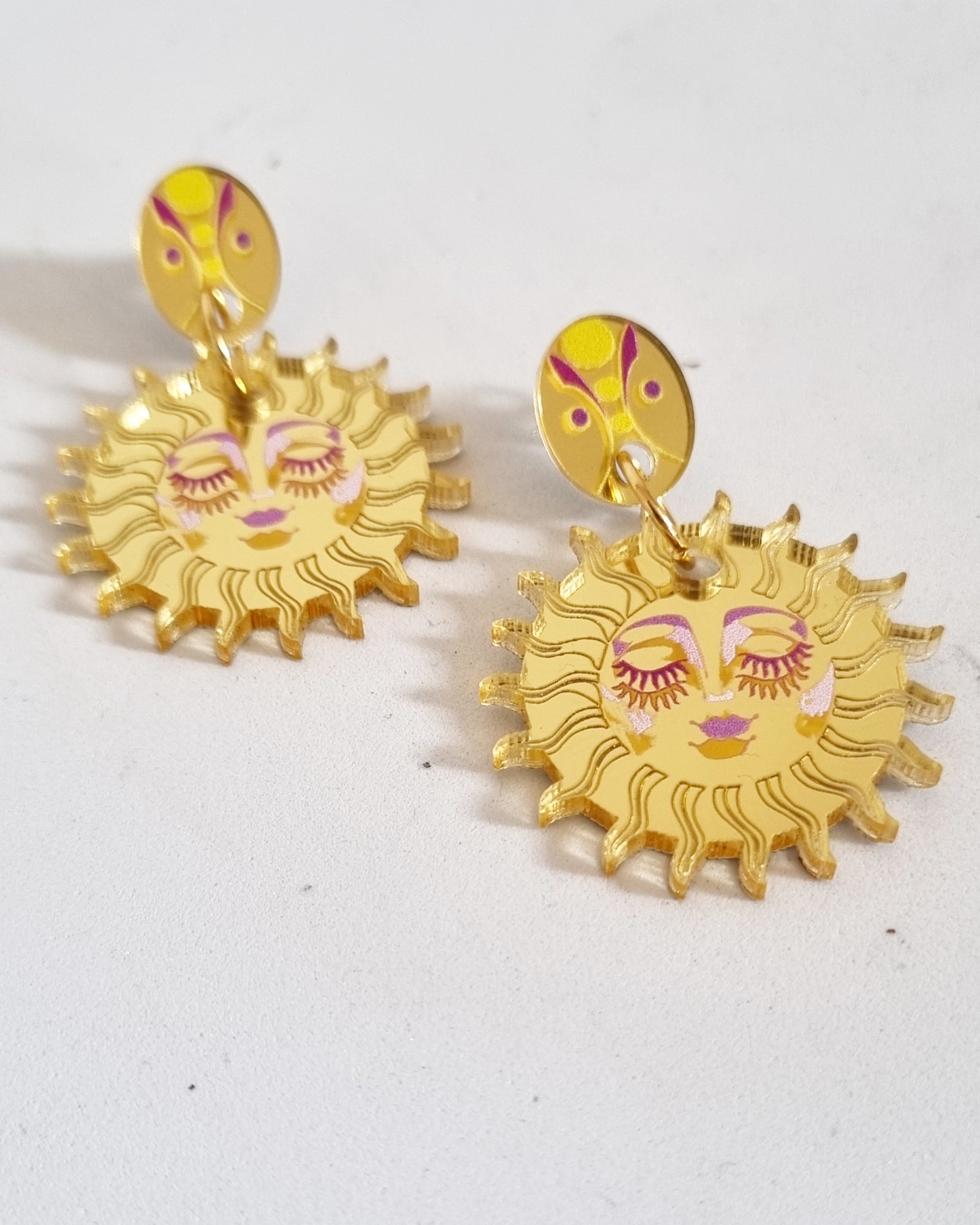 Pendientes de Charms de Soles en Metacrilato Oro Espejo