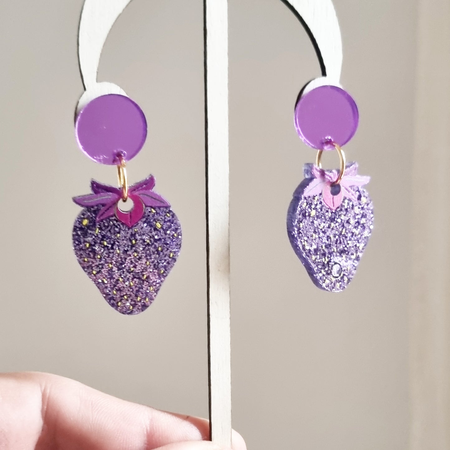 Pendientes fresas glitter lila