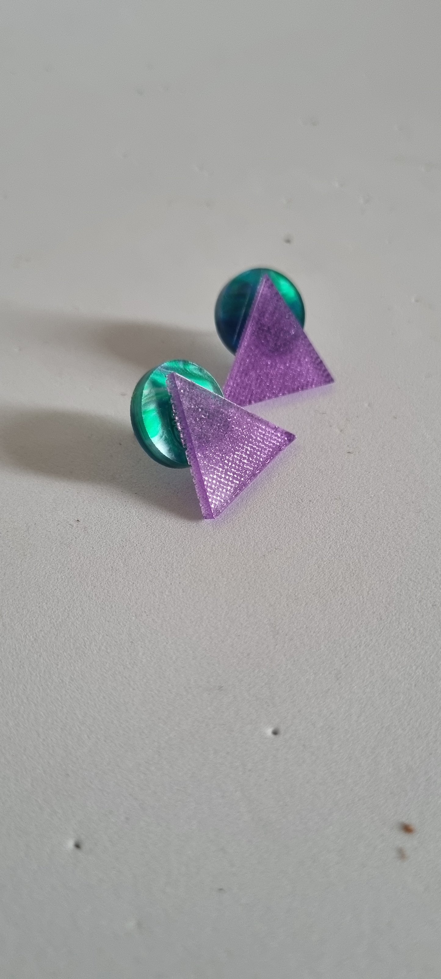 Pendientes geométricos lila y nacarado
