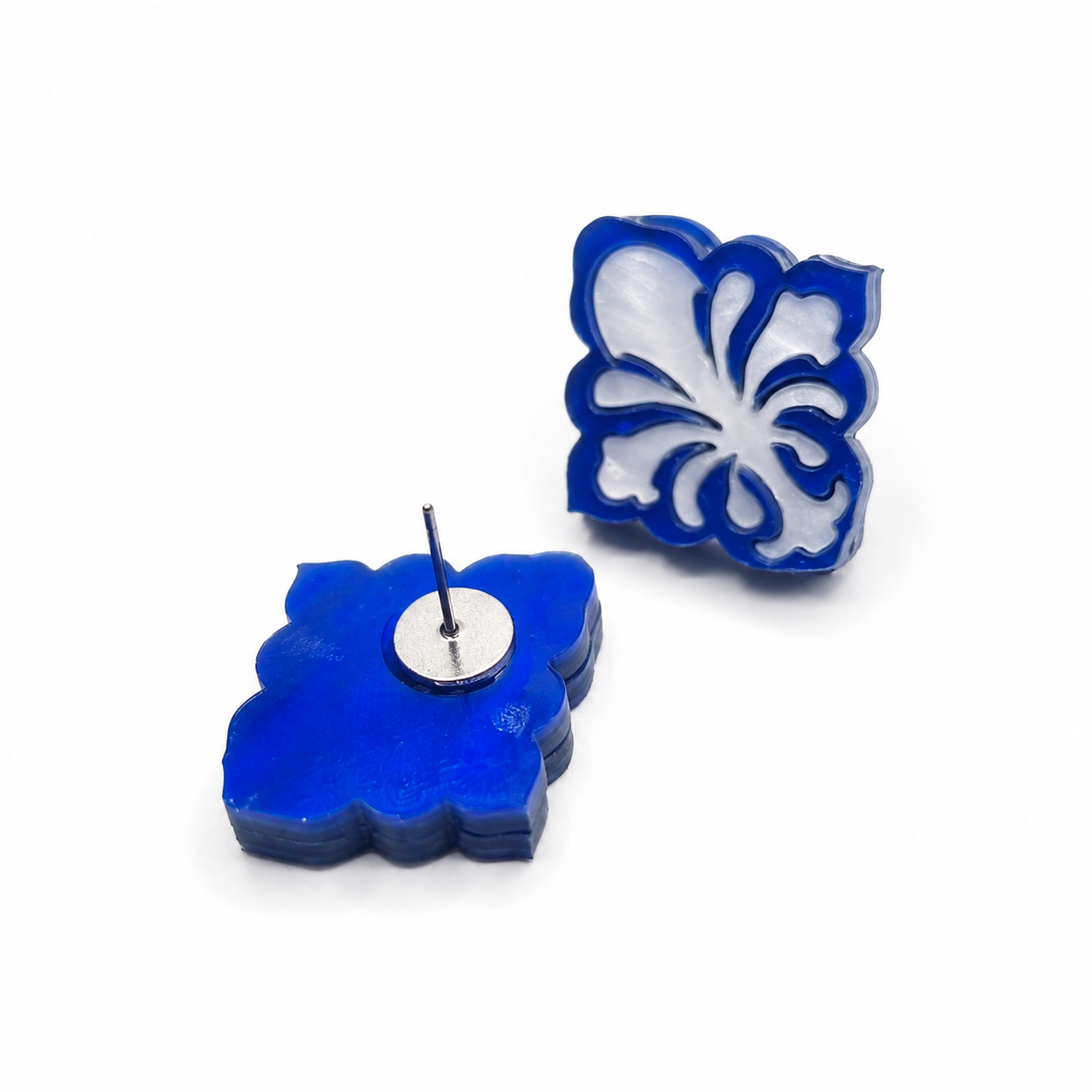 Flor de Oporto, vista trasera del pendiente de botón azul nacarado y su perno.