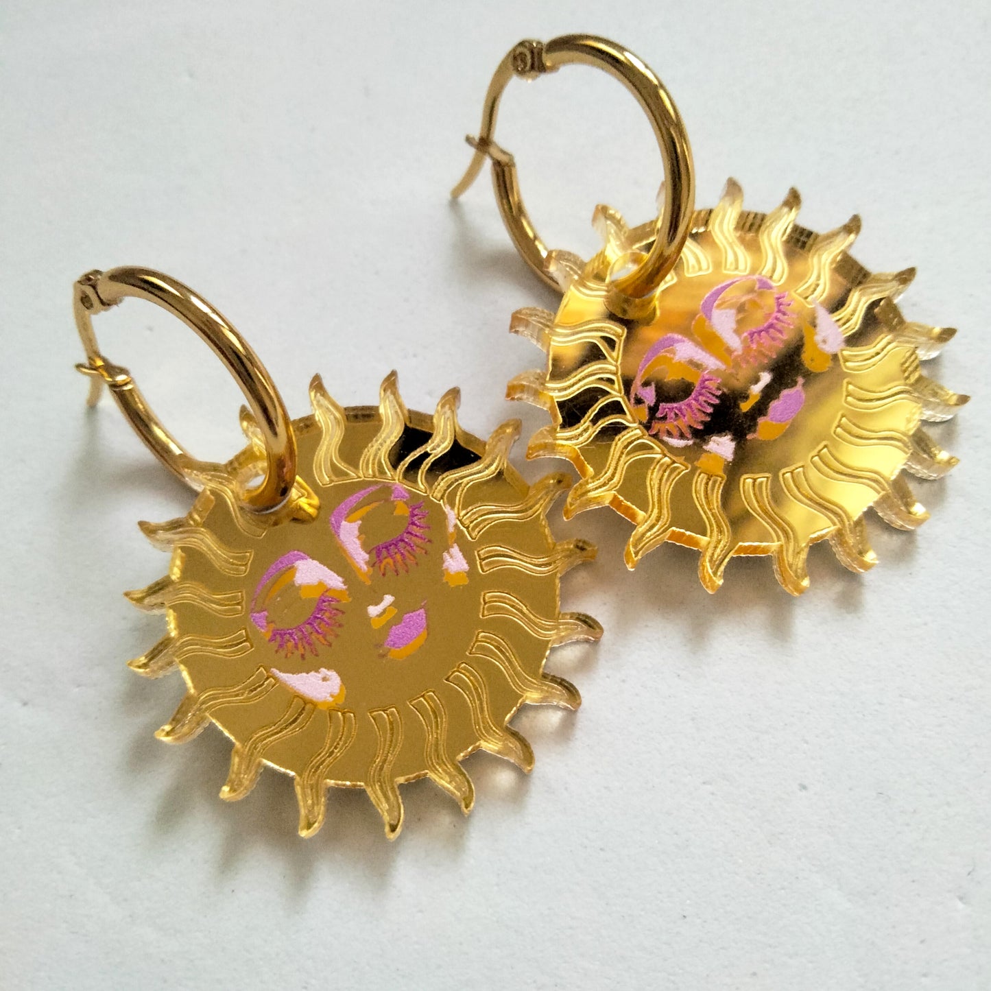 Pendientes de Charms de Soles en Metacrilato Oro Espejo