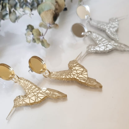 Pendientes Colibrí originales en metacrilato espejo dorado y plateado, con grabado geométrico.