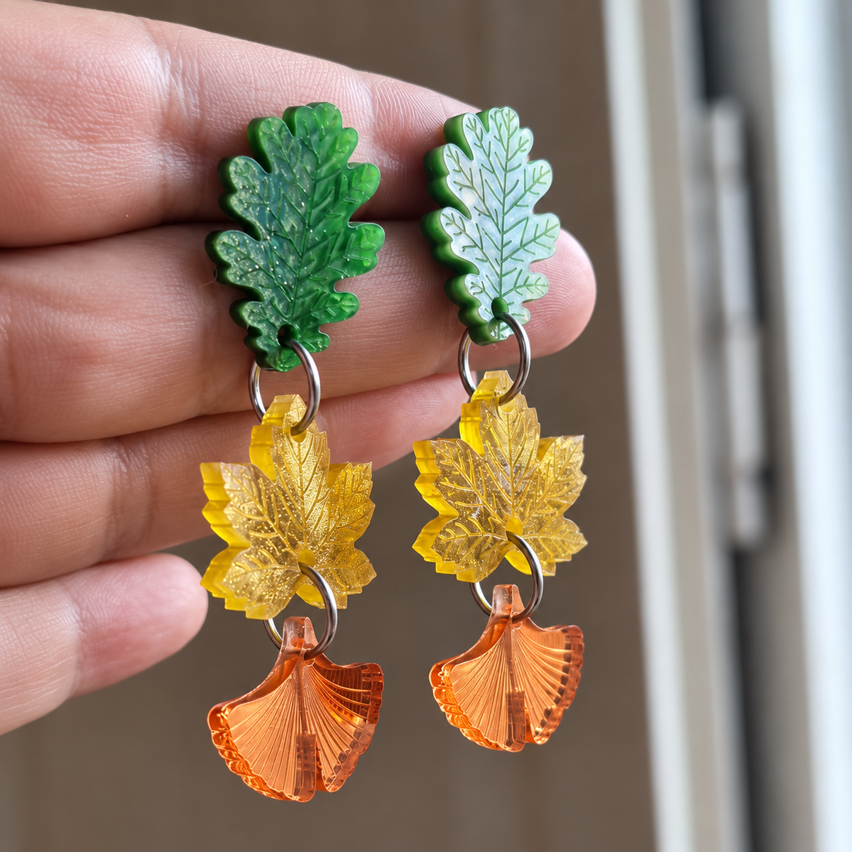 Pendientes Danza de Hojas a la luz natural, con detalle del efecto nacarado y el glitter.