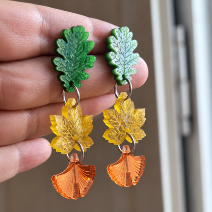 Pendientes Danza de Hojas a la luz natural, con detalle del efecto nacarado y el glitter.