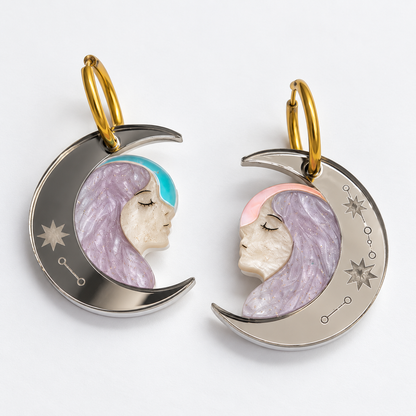Detalle del espejo y del efecto nacarado y marmolado de los pendientes Hada de Luna
