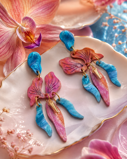 Pendientes Orquídea Galaxy en composición artística floral