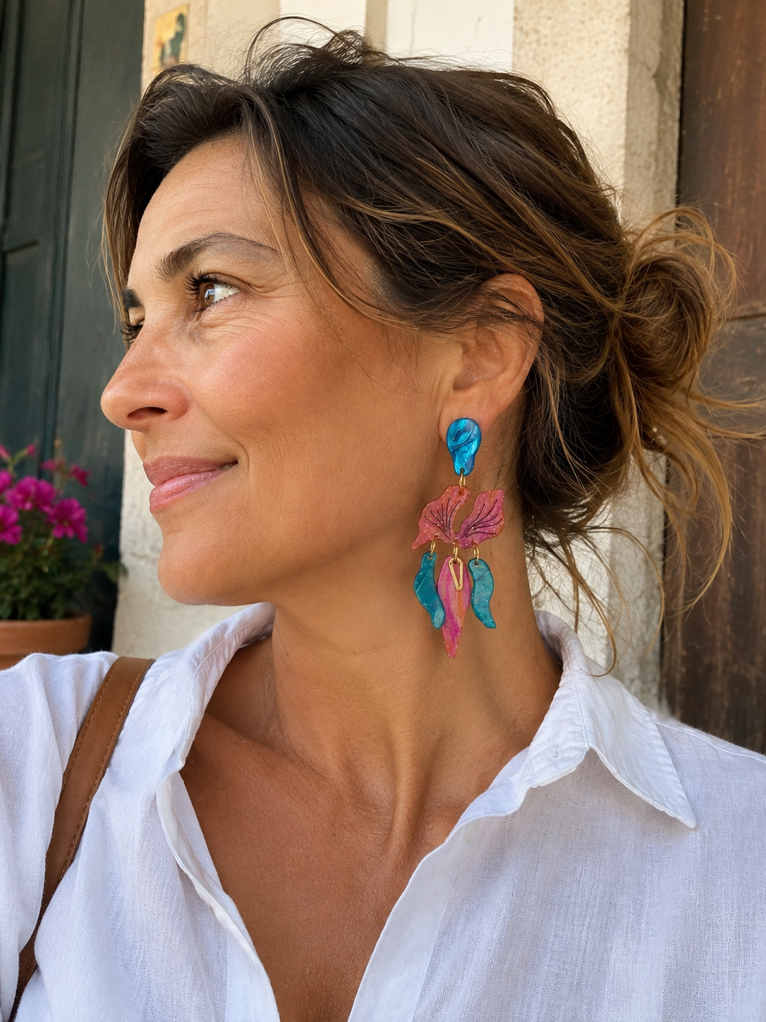Pendientes Orquídea Galaxy puestos en una mujer, imagen lifestyle