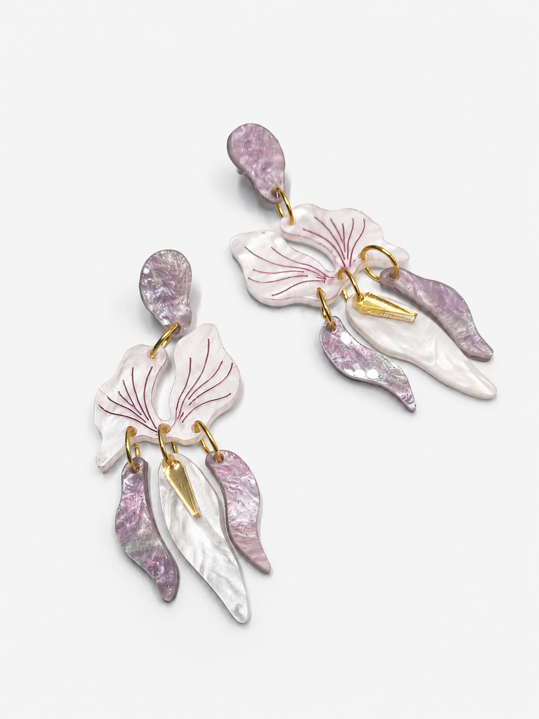 Pendientes Orquídea Nácar Violeta sobre fondo blanco
