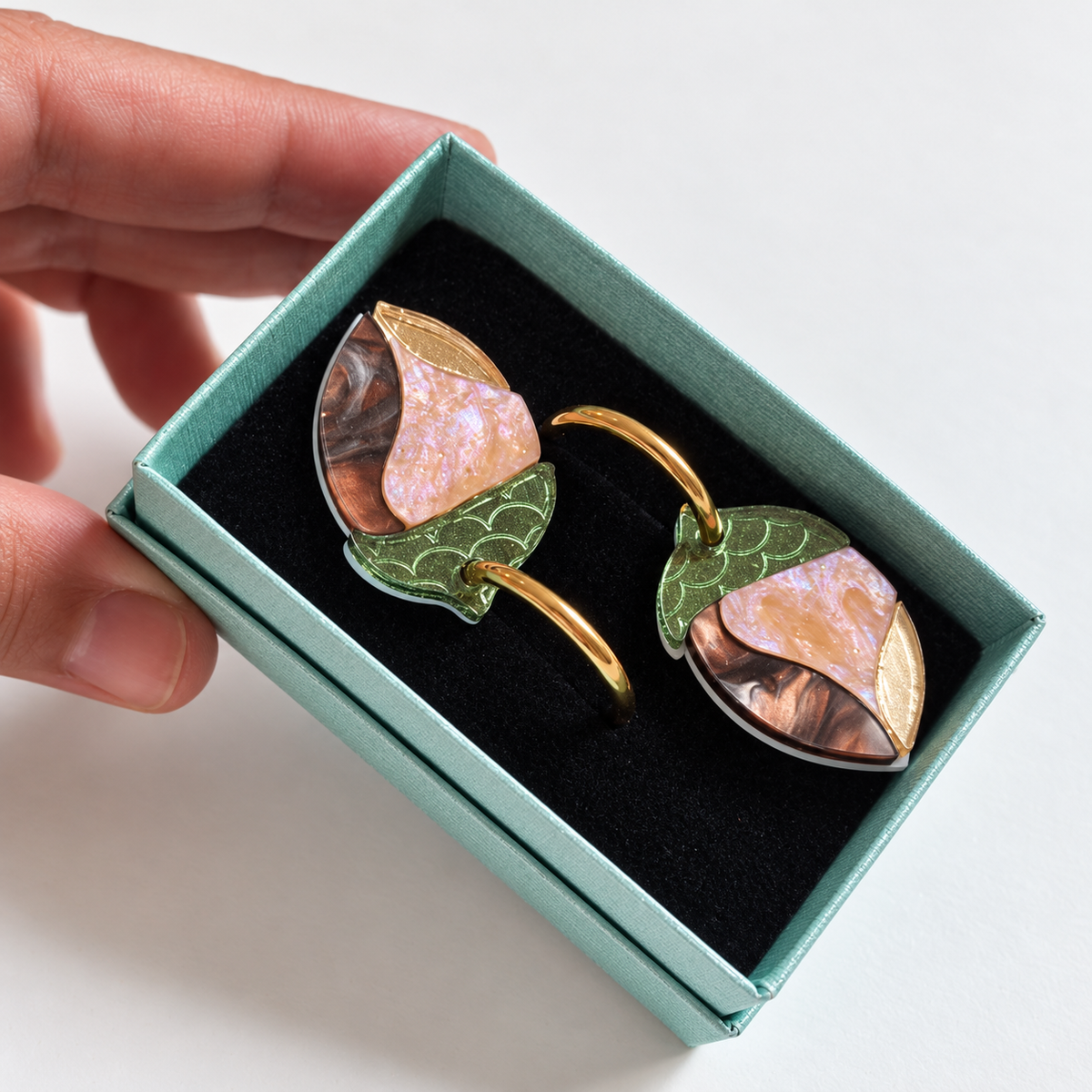 Pendientes Bellotas del Bosque presentados en caja turquesa con interior negro.