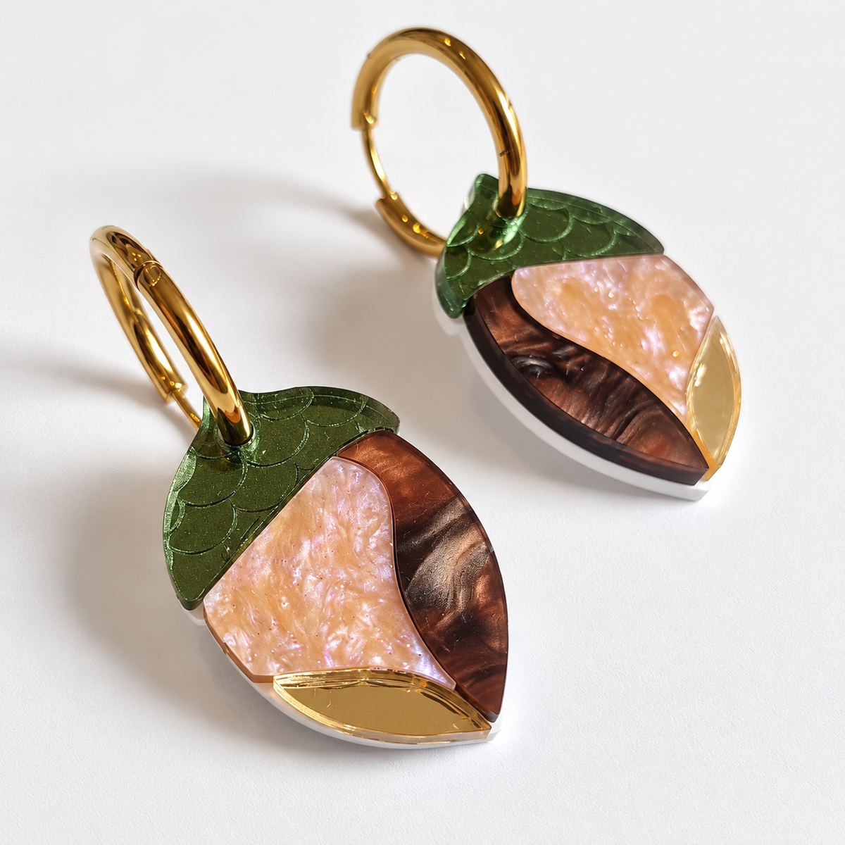 Pendientes Bellotas del Bosque de Sergi Bastian: capuchón verde oliva grabado, nácar chocolate y melocotón, detalle espejo dorado y aros dorados.
