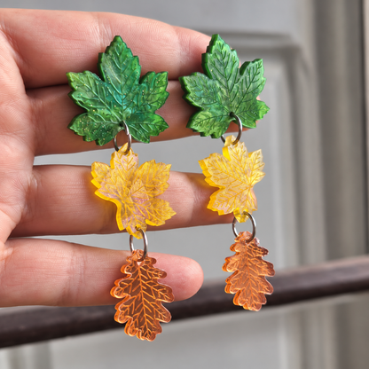 Detalle de las aguas verdes, el glitter amarillo y el metacrilato espejo naranja de los pendientes Danza de Otoño.