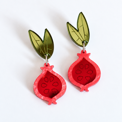 Pendientes Granadas Magic de Sergi Bastian en metacrilato espejo rojo y verde oliva, con 6 cm de largo total.