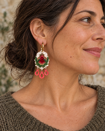 Pendientes Jardín de Granadas sobre modelo, con marco calado y centro rojo espejo grabado.