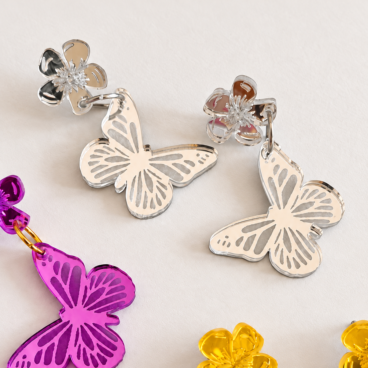 Pendientes Mariposa de metacrilato espejo: detalle de la fotografía real, en formato cuadrado