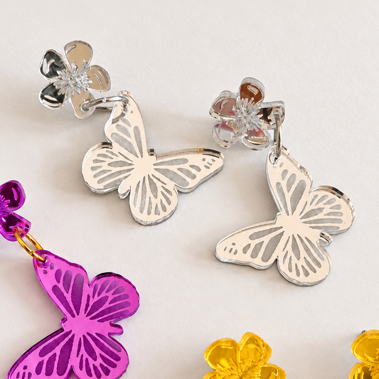 Pendientes Mariposa de metacrilato espejo: detalle de la fotografía real, en formato cuadrado