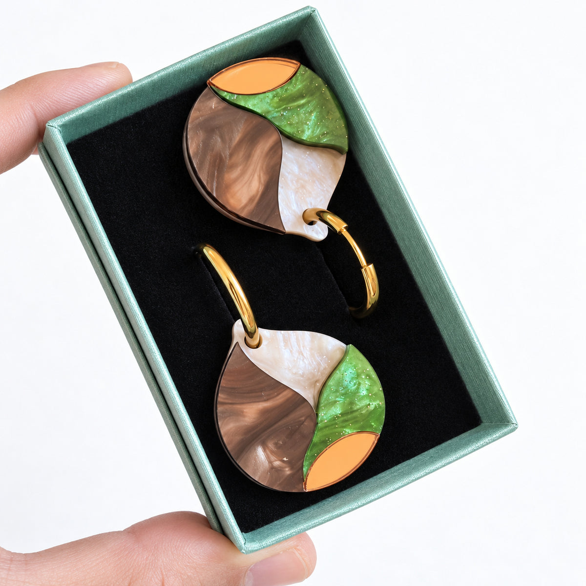 Pendientes Nácar de Otoño en caja verde con interior negro.