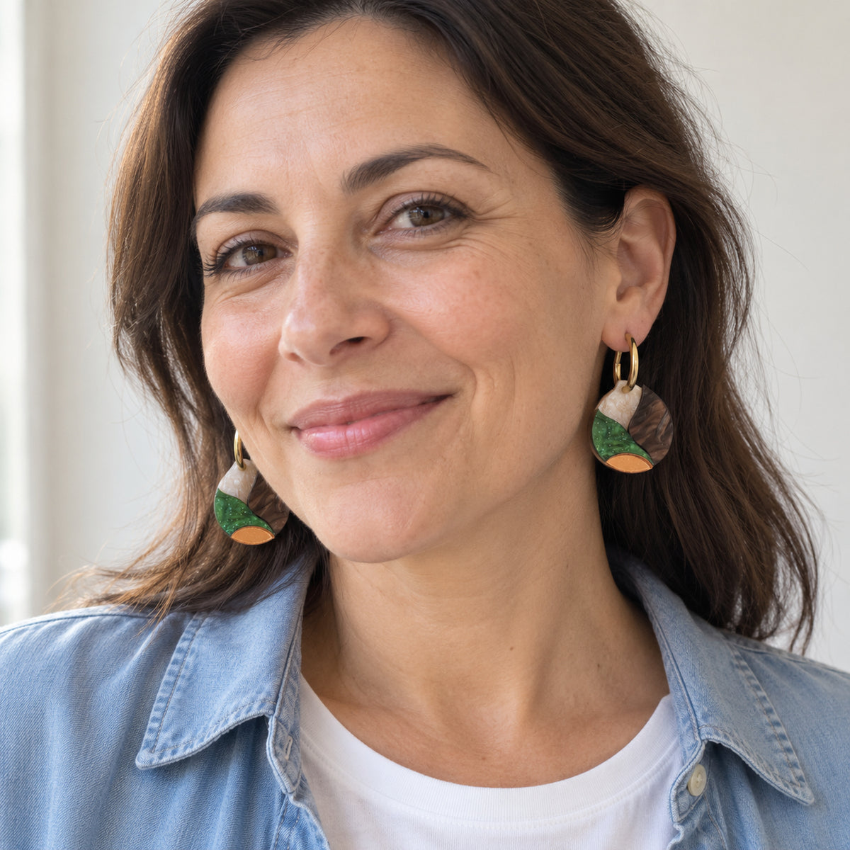 Pendientes Nácar de Otoño puestos con camiseta blanca y camisa vaquera.