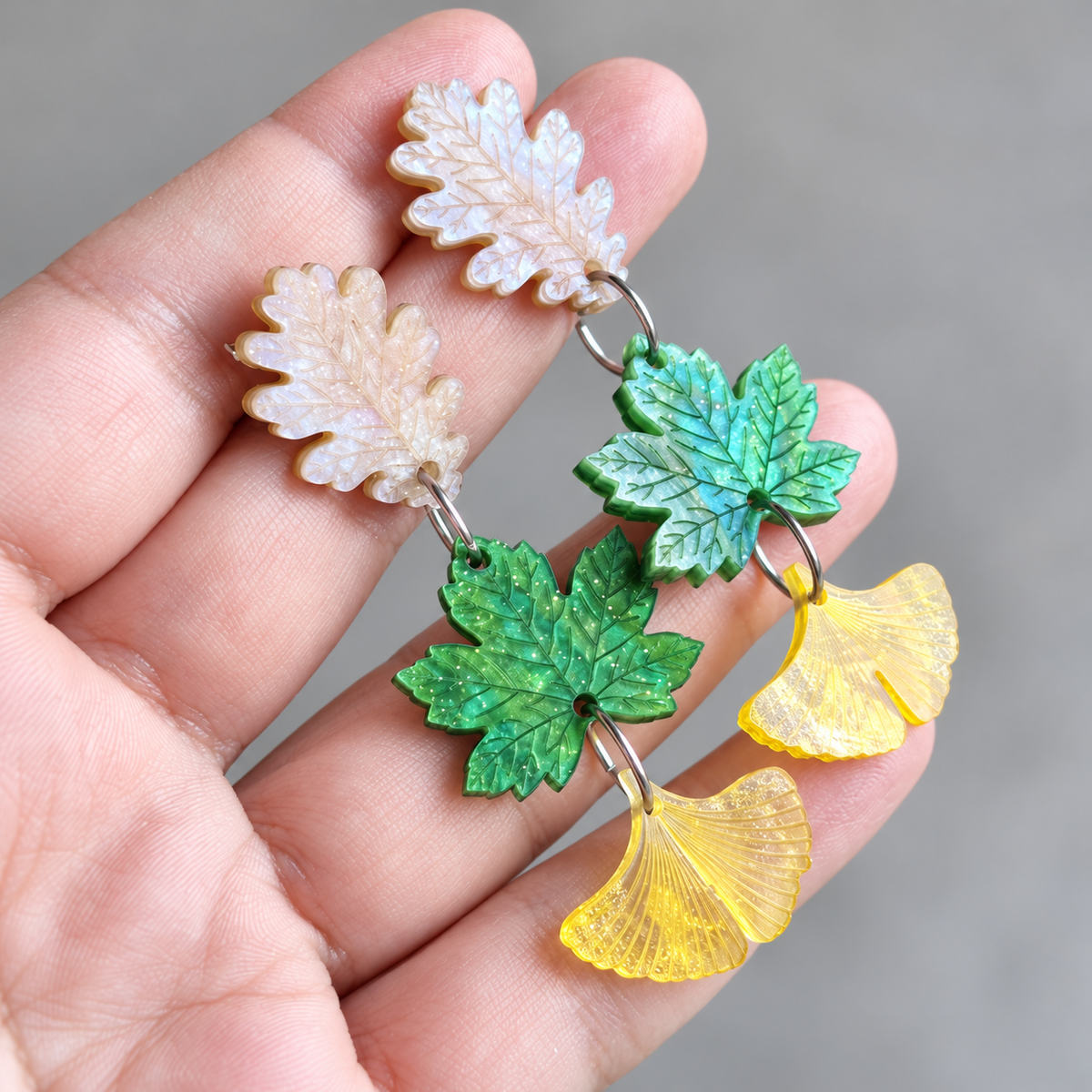 Detalle de las nervaduras grabadas y los acabados del metacrilato de los pendientes Savia del Bosque.