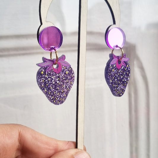 Pendientes fresas glitter lila