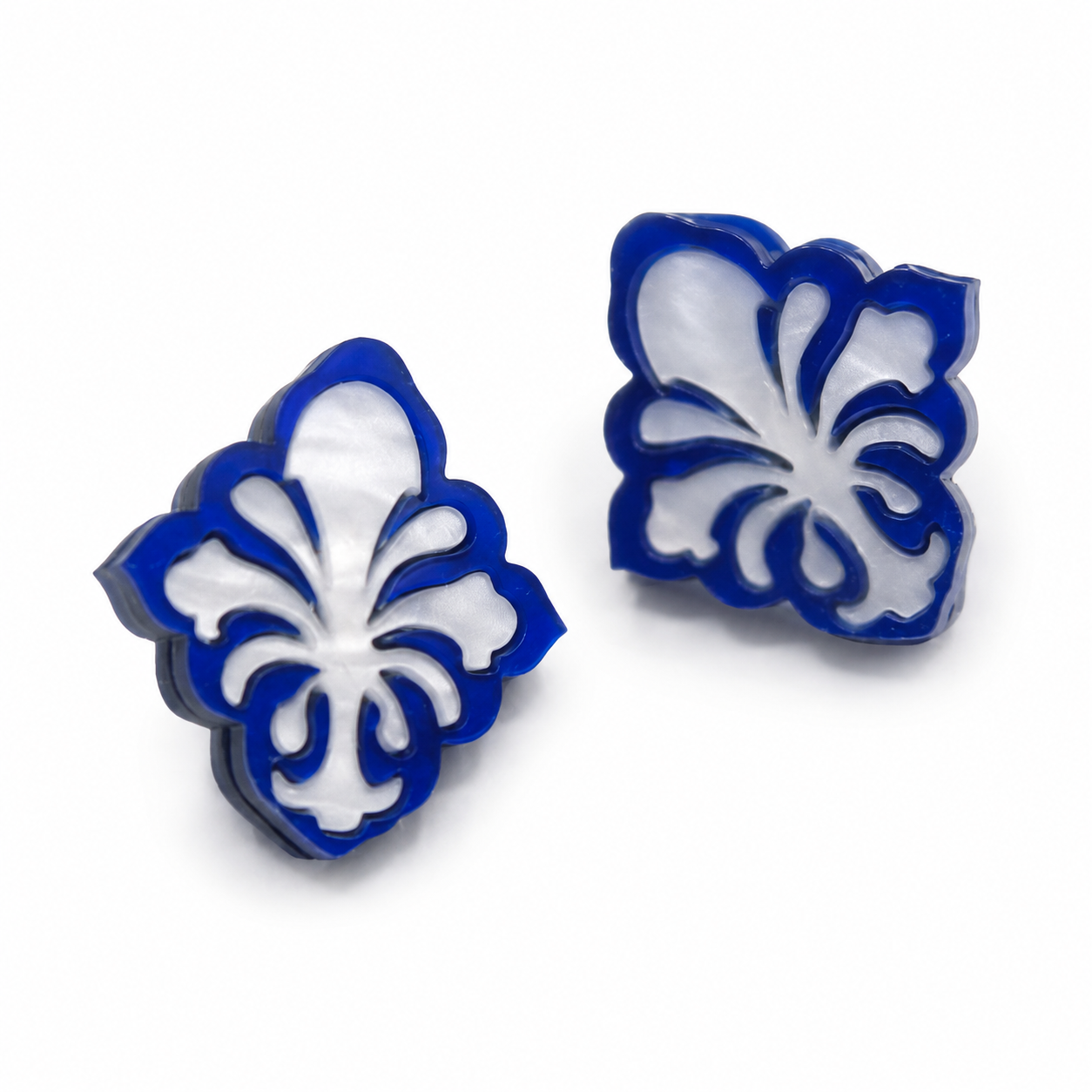 Flor de Oporto, pendientes de botón en metacrilato azul cobalto y blanco nacarado, vista frontal.