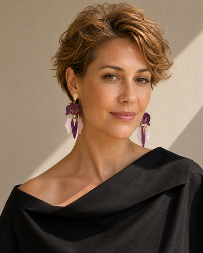 Retrato frontal de modelo rubia con los pendientes Orquídea lila y rosa; imagen de estilismo generada.